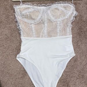 White/beige lace strapless body suit